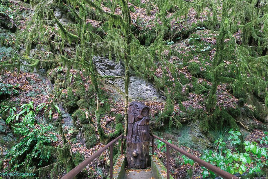 U blizini ulaza nalazi se nekoliko drvenih figura