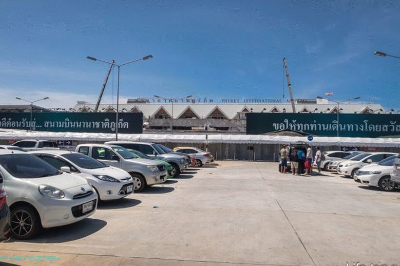 Pogled s parkirališta na kućni terminal