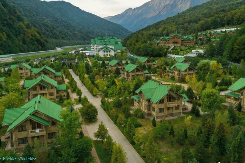 S krova se otvara lijep pogled na hotel i planine