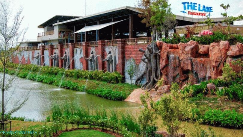Restoran s restoranom u jezeru u vodenom parku Ramayana Pattaya