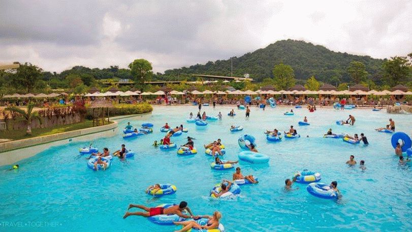 Veliki bazen s dvostrukim valovima u vodenom parku Ramayana Pattaya