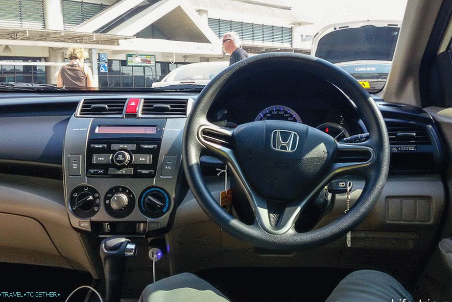 Automobili su s desne strane, a kretanje je lijevo