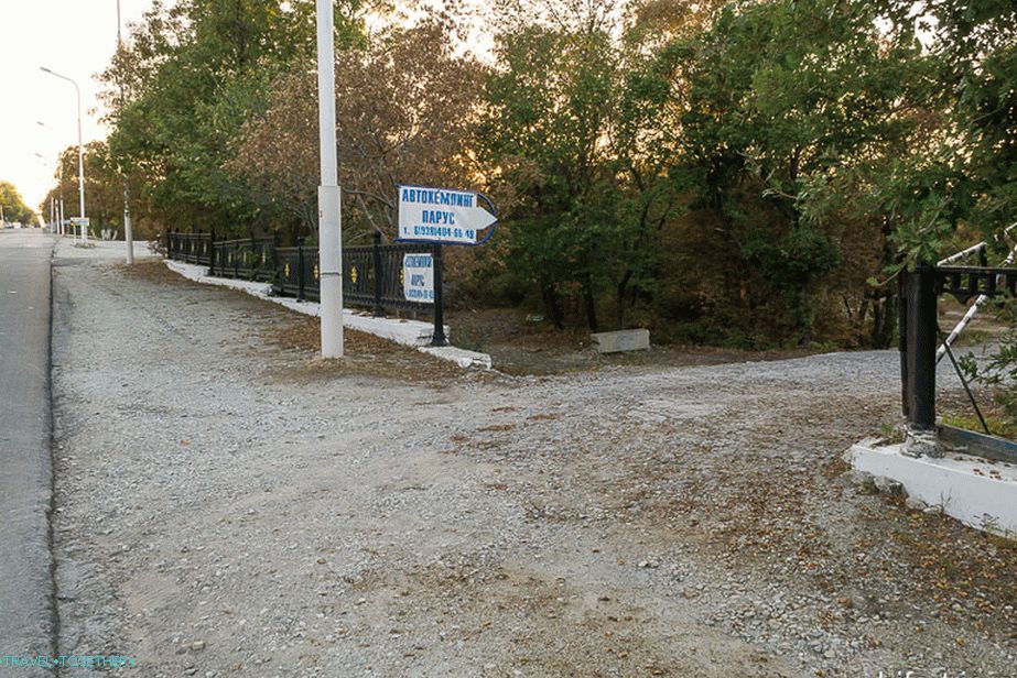 Skretanje s ceste na Camping Sail, barijera je zatvorena noću