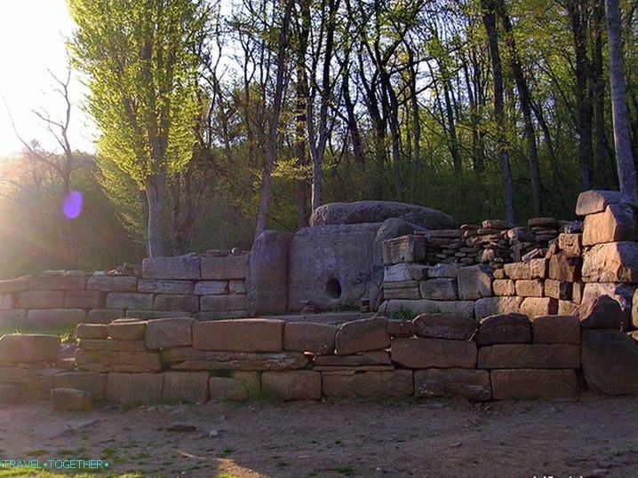 Obnova sela. Dolmen.