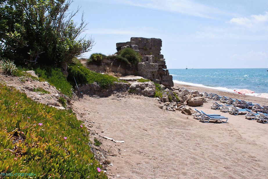 Na ruševinama plaže