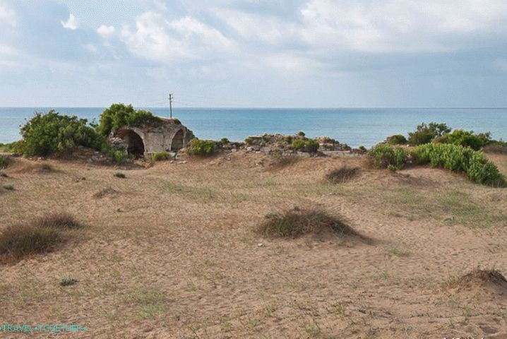 Bočne plaže u Turskoj i ruševine na njima.