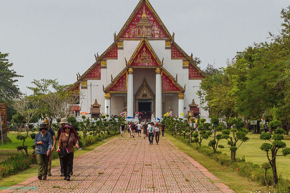 Suvremeno viharn pokraj Wat Phra Si Sanphet