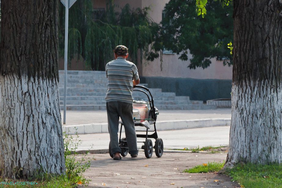 Čovjek nosi kofe u invalidskim kolicima