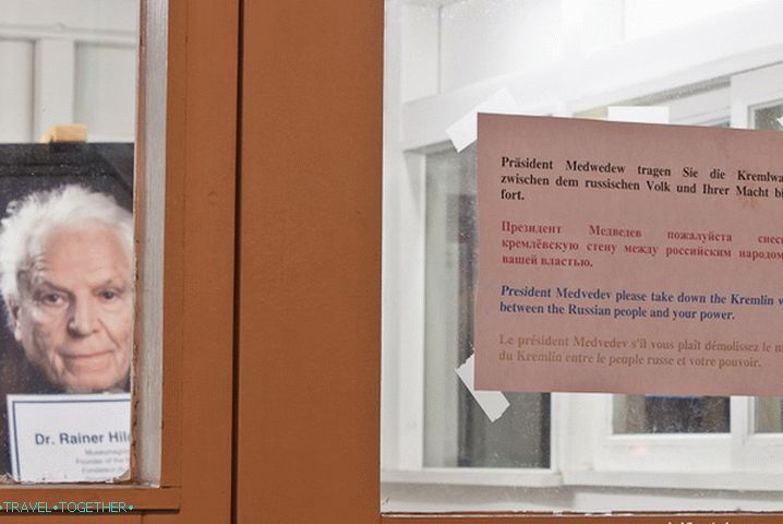 Nevjerojatan natpis na Checkpoint Charlieju i portret osnivača muzeja