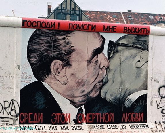 Poljubac Honeckera i Brežnjeva