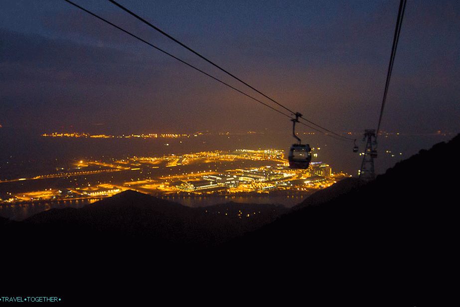 Silazak u Tung Chung stanicu već je mrak.
