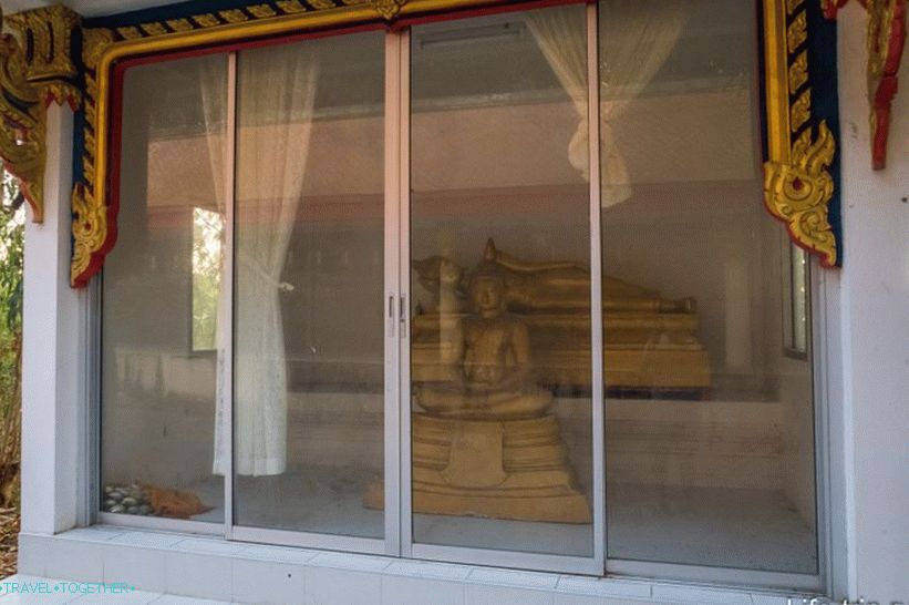 Statue Buddhe u zatvorenim paviljonima