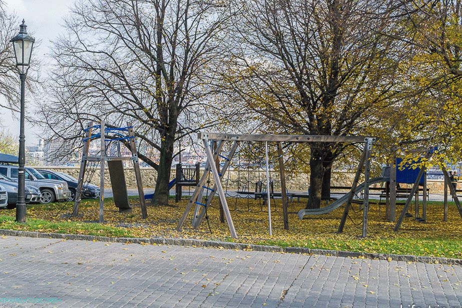 Postoji čak i igralište na terenu dvorca