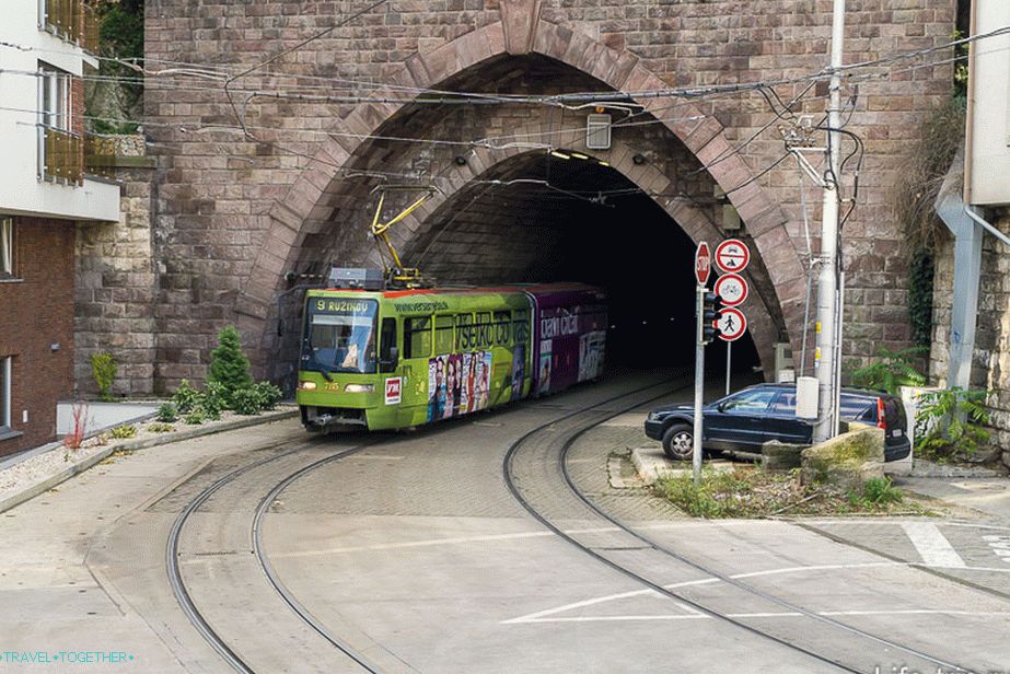 Pod dvorcem je tunel gdje tramvaj ide