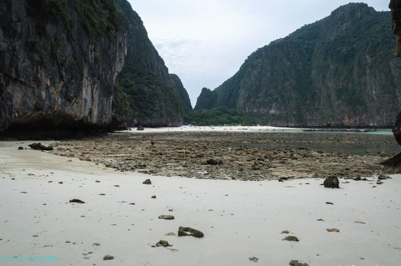 Pravo (okrenuto prema moru), nalazi se mala plaža