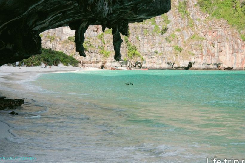 Uvala Maya u ožujku, sam početak oseke