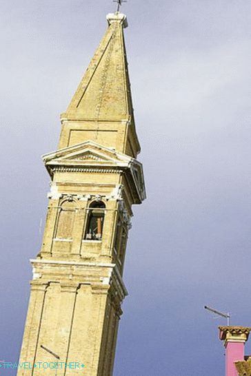 Kampanja na Buranu ima kosinu koja ni na koji način nije niža od kosog tornja u Pisi. Strašno je čak biti blizu Campanila.