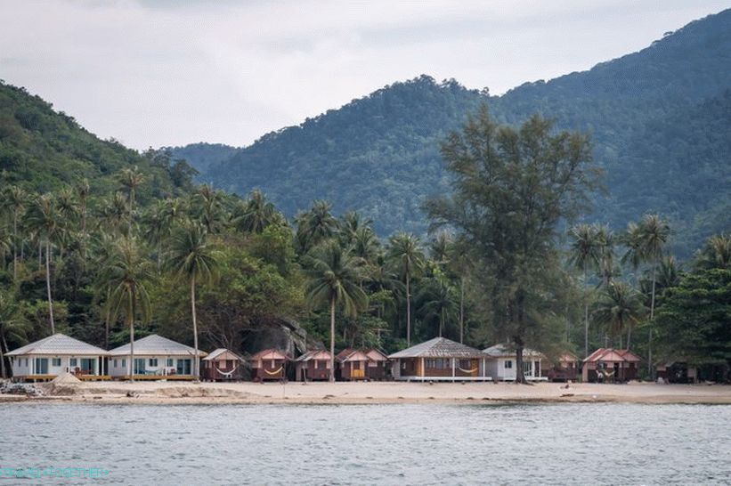 Cijela obala je bungalov različite kvalitete, na samoj plaži