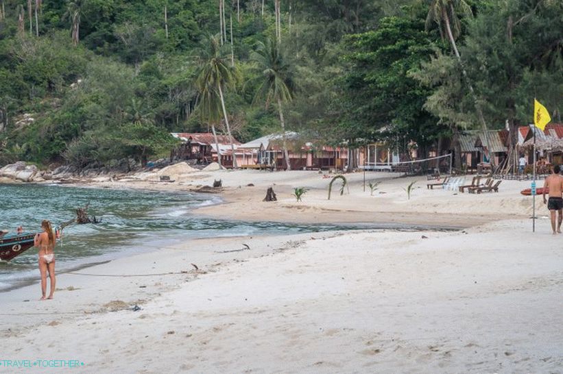 I odmah iza žute zastave - ušće rijeke koja dijeli plažu na dva dijela