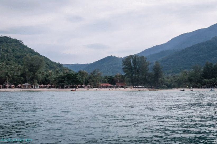 U oblačnom vremenu, plaža izgleda bez mnogo vidljivosti.