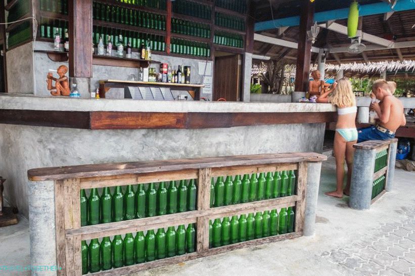 Bliže lijevo, Beach Bottle ima kafić s tematskim dizajnom.
