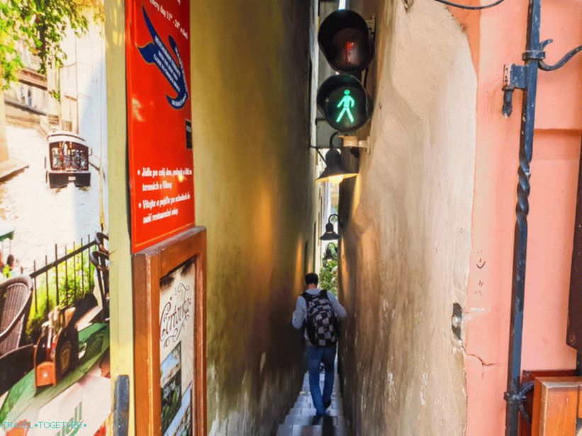Najuža ulica u Pragu sa semaforom - Vinarna Chertovka