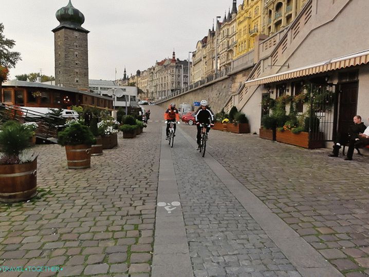 Biciklističke staze prolaze uz obalu rijeke Vltave u Pragu