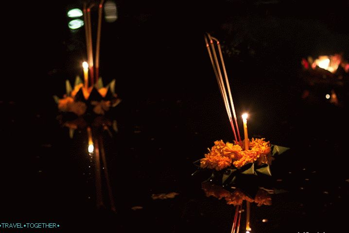 Krathong pluta na vodi, oduzimajući sve nevolje