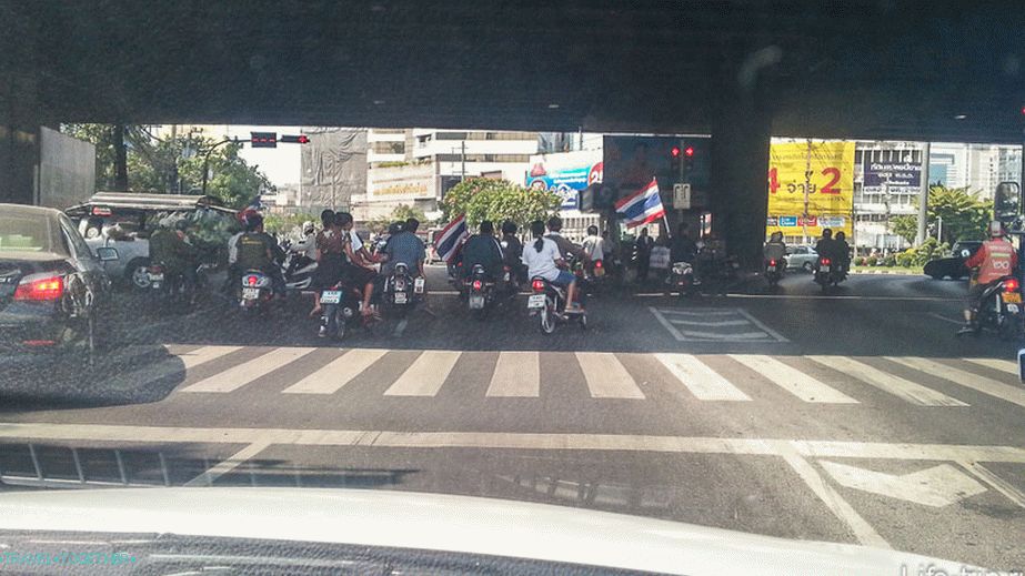 Jedan sat je stajao u prometu zbog demonstranata. Savili su se nad automobilima, nitko nije tukao staklo