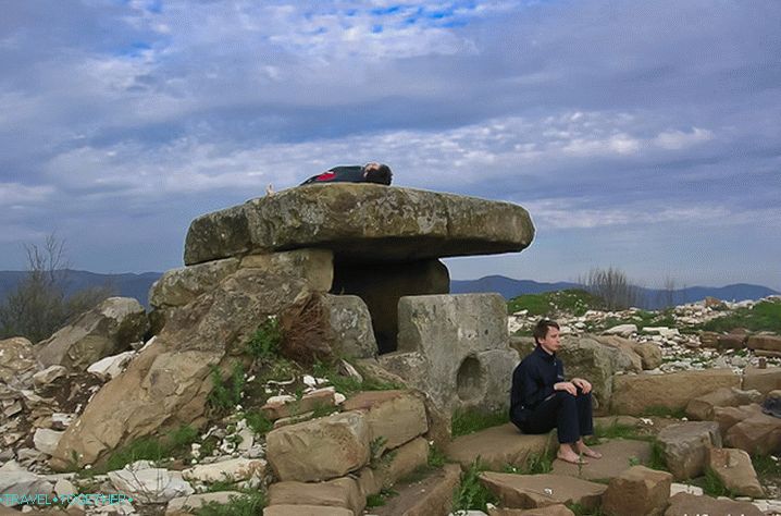 Dolmen Lunny na brdu Nexis.