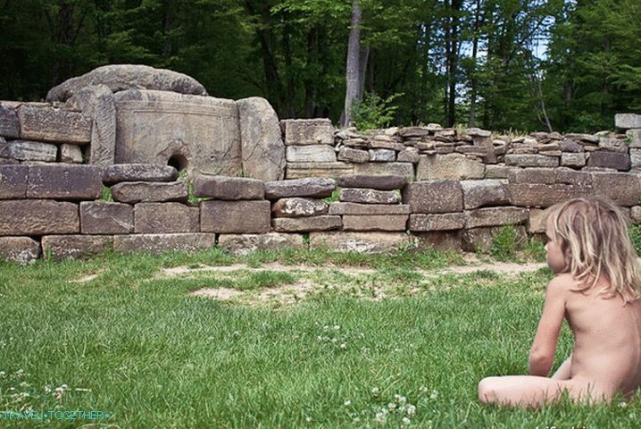 Dijete šuma i ekumenski Dolmen.