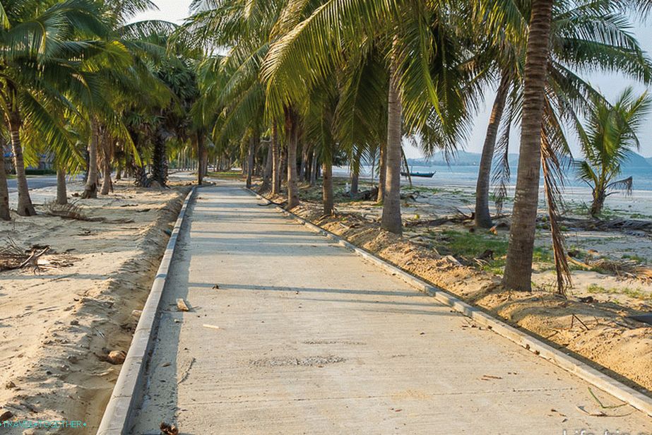 Nedavno izgrađena pješačka cesta uz dio plaže, ali posljedice gradnje još nisu uklonjene