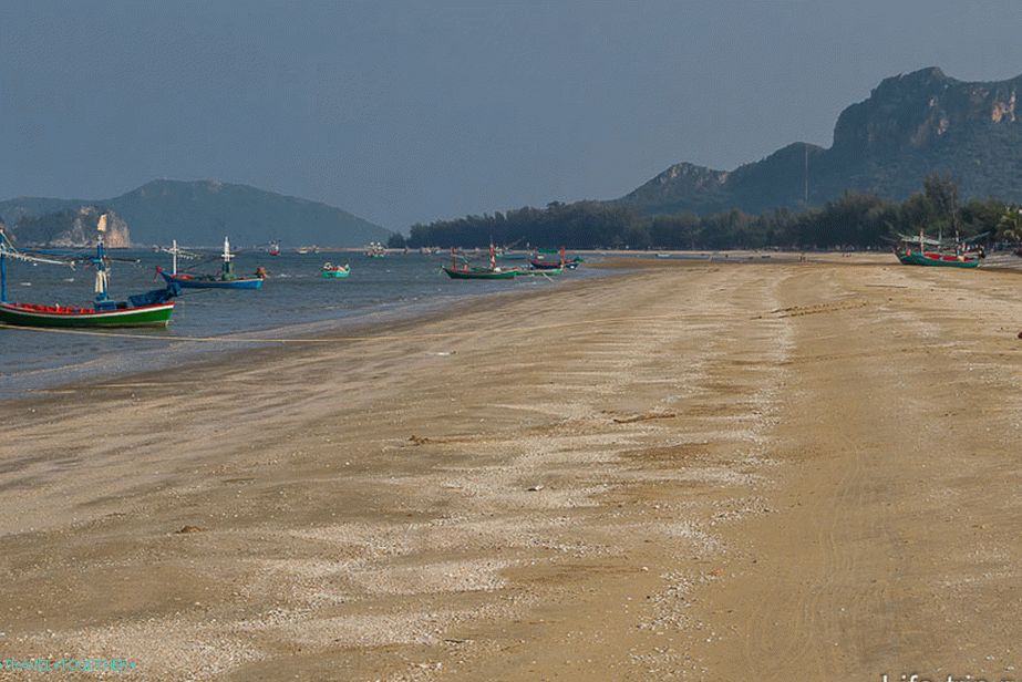 Plaža s školjkama, čamcima i malim
