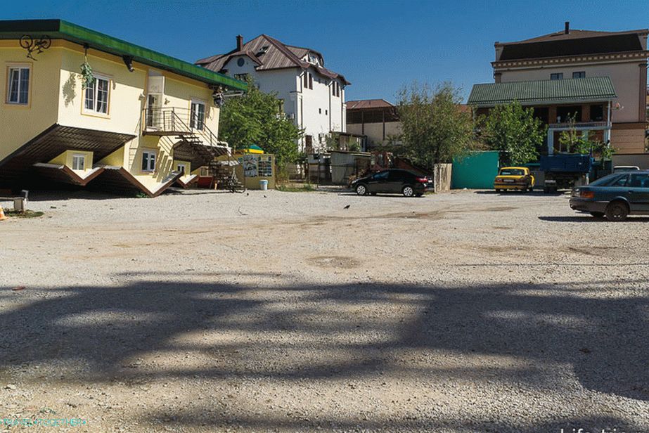 Kuća naopako i parkiralište ispred nje
