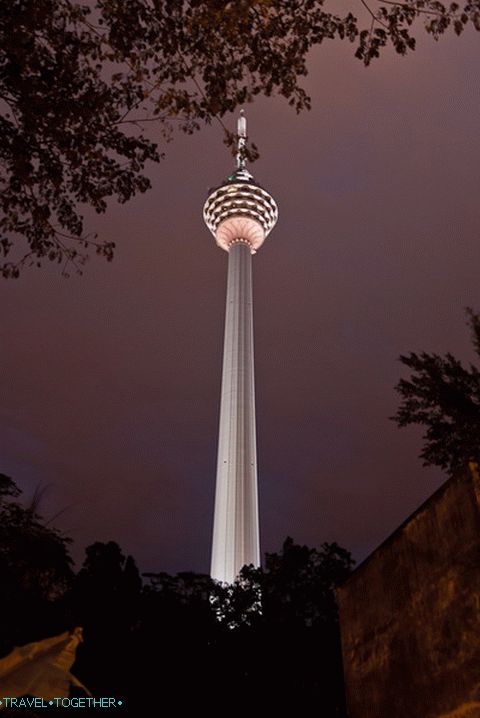 Tower Menara u večernjim satima s pozadinskim osvjetljenjem