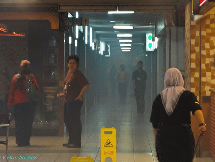 Pali u trgovačkom centru, svi ga ignoriraju