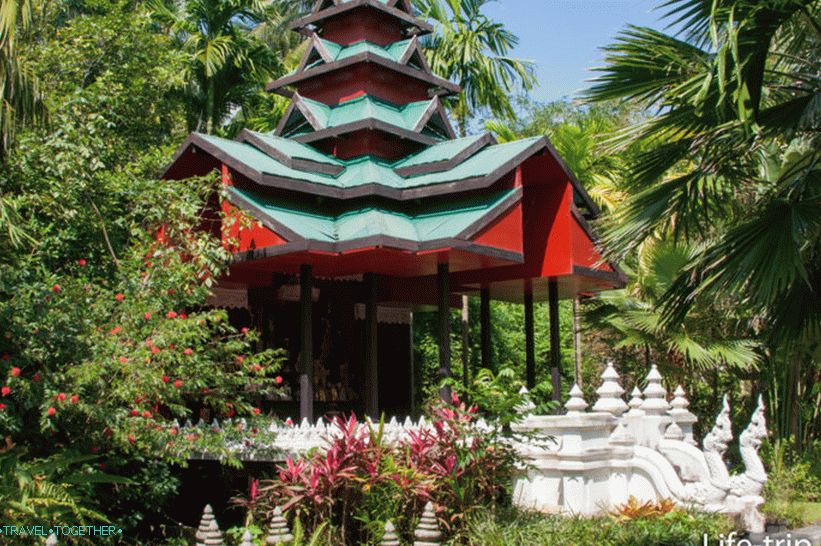 Pagoda u stilu Balinese nasuprot dvorcu