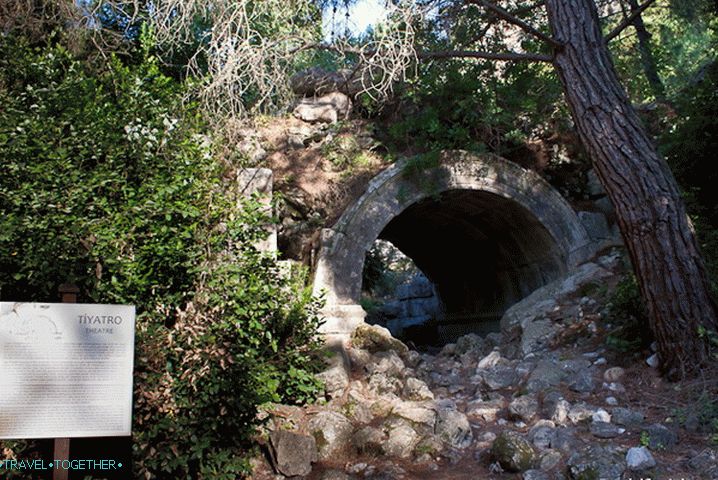 Grad Olympos na desnoj obali rijeke Ulupinar.