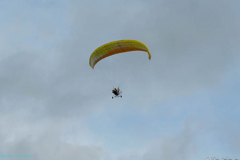 U početku je zrakoplov ispisivao brojke, a zatim paraglajdere