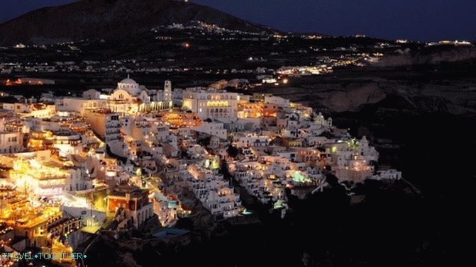 Pogled na noć Fira - glavni grad Santorinija