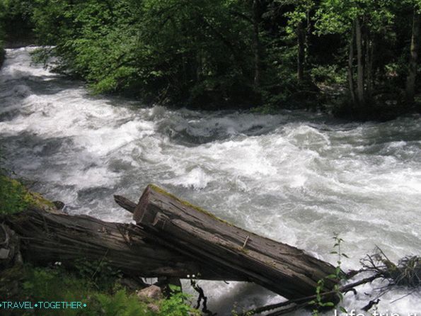 Abkhazia. Bzyb River, na putu do jezera Ritsa.