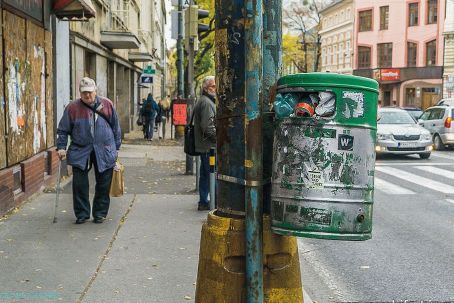 Urne u Bratislavi vise u visini očiju