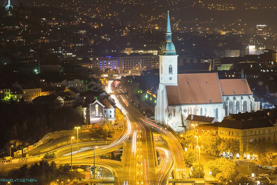 Fotografija noćne Bratislave odozgo