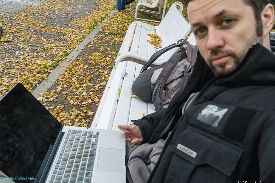 Sjedim u parku na medicinskom sveučilištu s besplatnim WiFi-jem