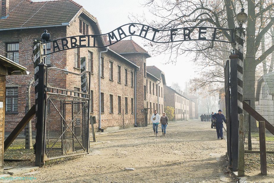 Koncentracioni logor Auschwitz I - natpis Radno oslobađa