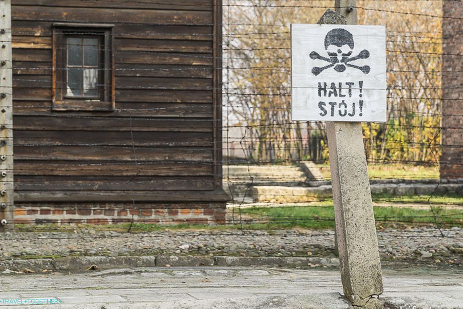 Bodljikava žica pod napetošću oko koncentracionog logora