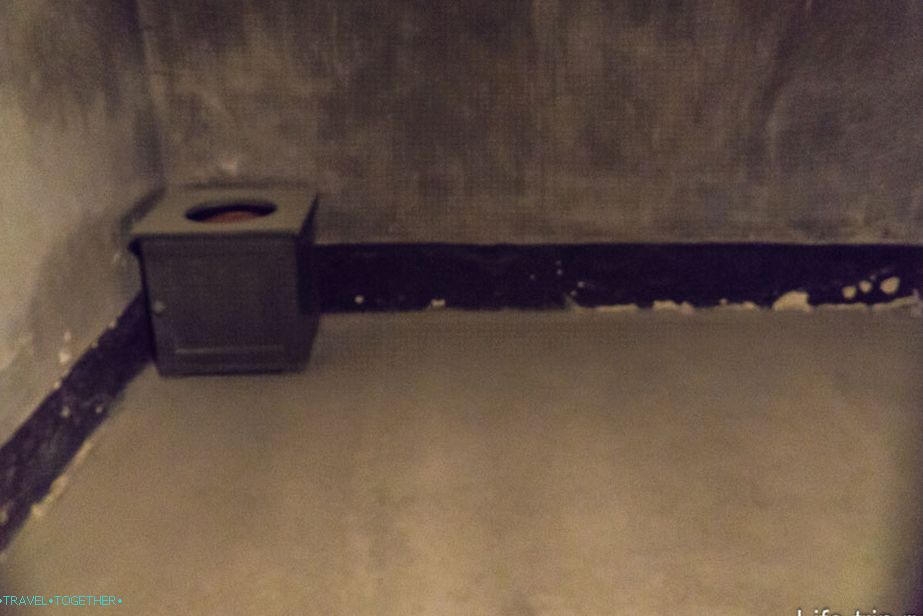 Kamera je u podrumu Smrtonosnog bloka. Tu su i stojeće kamere