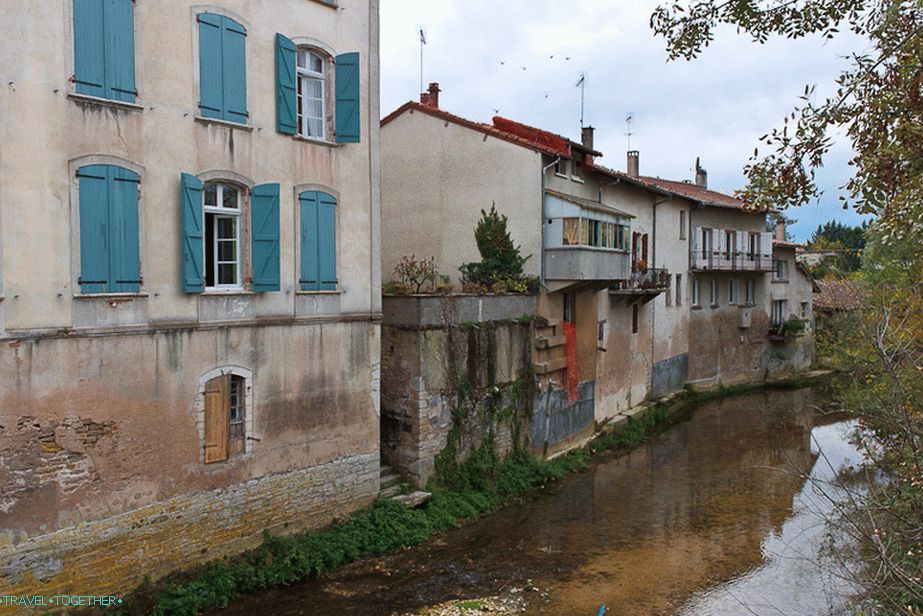 Kuće s pogledom na rijeku