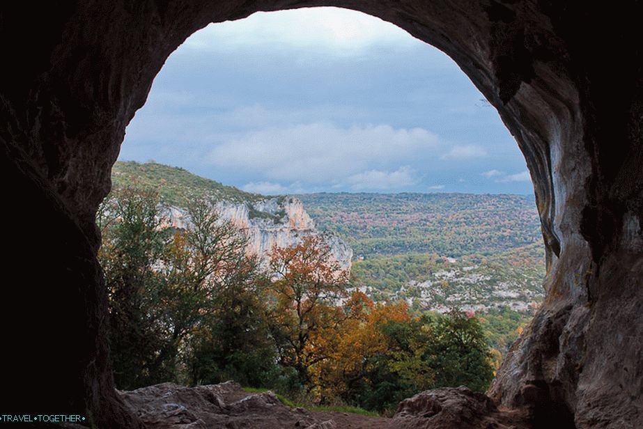 Špilja završava s prozorom koji gleda na planine