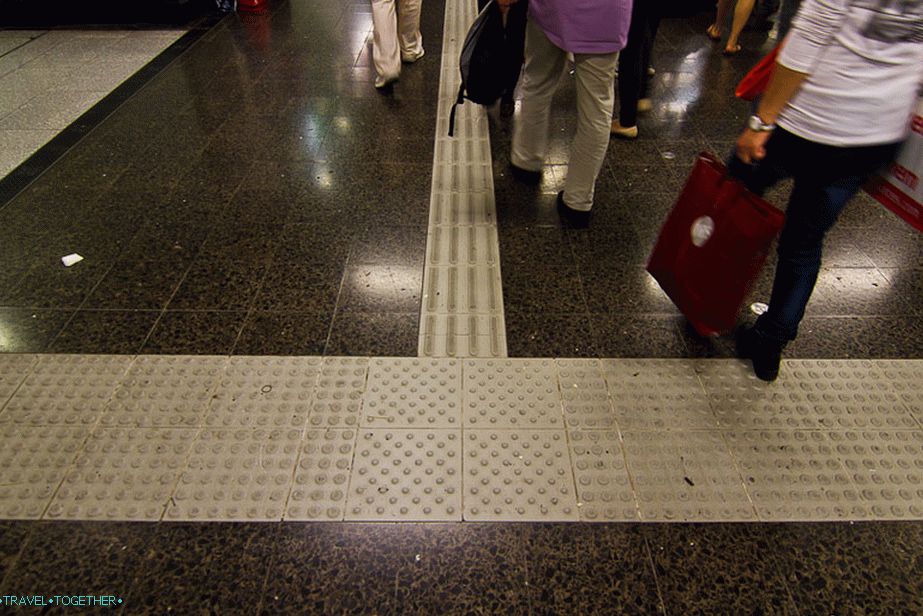 Svugdje u metrou i na javnim mjestima, ako su vodiči za slijepe